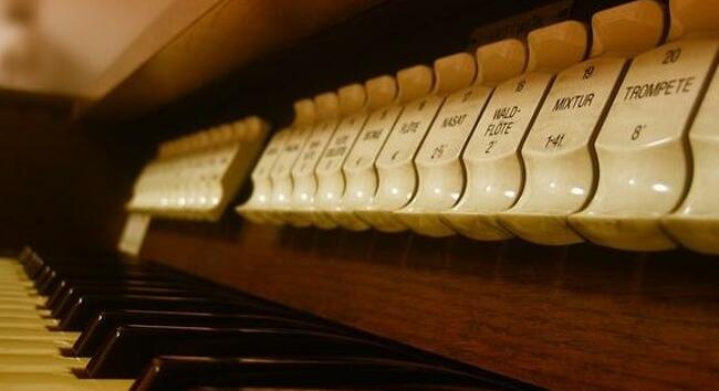 A világ száz helyszínén kínál programokat az Orgonák éjszakája májusban