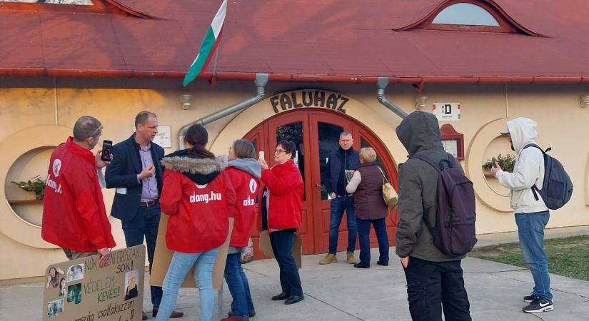 Kampányesemény lett a nőnapból – az aPont aktivistái kérdésekkel várták Czirbus Gábort Mártélyon