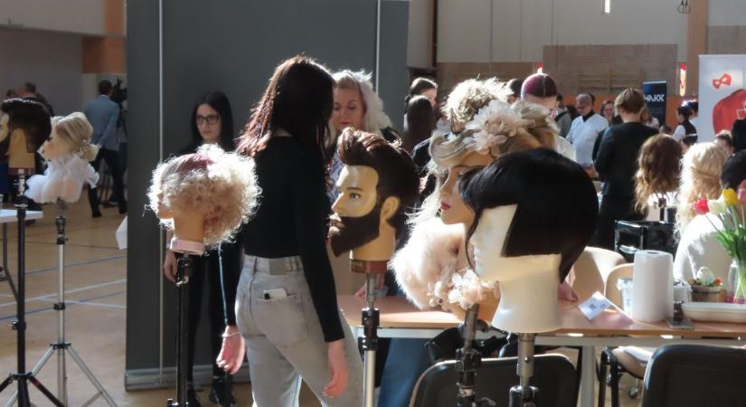 Szakmák, cégek és látványos programok: diákokkal telt meg a Cégek Piaca