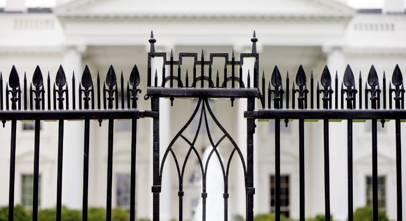 A Fehér Ház kapujának ütközött egy autó Washingtonban