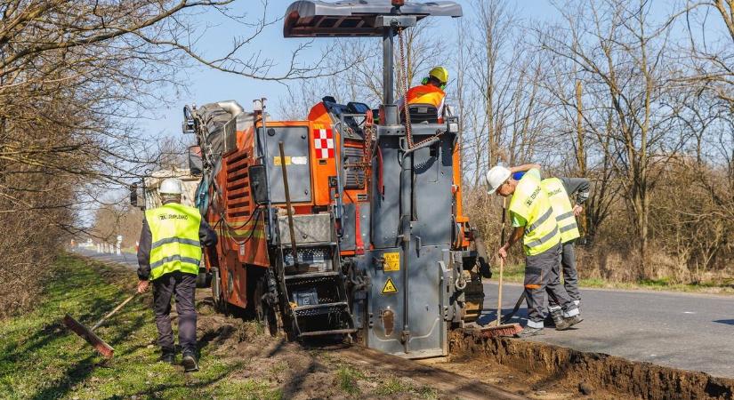 Fellélegezhetnek a lakók és a lengőkarok: rég várt útfelújítás indult el két hajdú-bihari város között – fotókkal