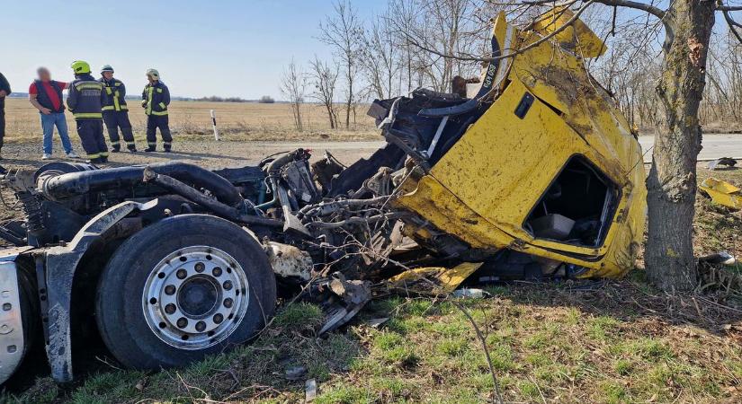 Színültig megrakott kamionba csapódott egy autó, roncsok borították a vármegyehatárt