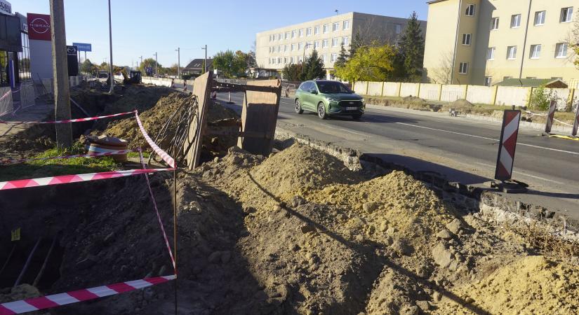 Gyalogosok, figyelem! Aszfaltoznak a Füredi úton