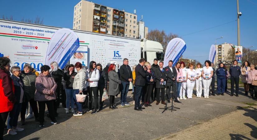 Ingyenes szűrővizsgálatokat tartottak az Avason - képekkel, videóval