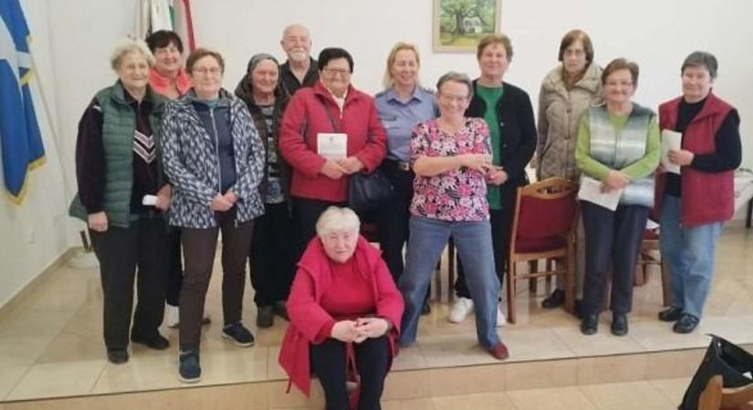 Éberség, gyanakvás, ellenőrzés - Rendőrök beszélgettek el a nyugdíjasokkal