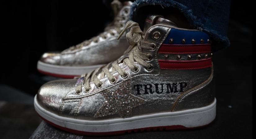 Egyencipőkkel kínozza az embereit Trump: „Már minden srácnak van”
