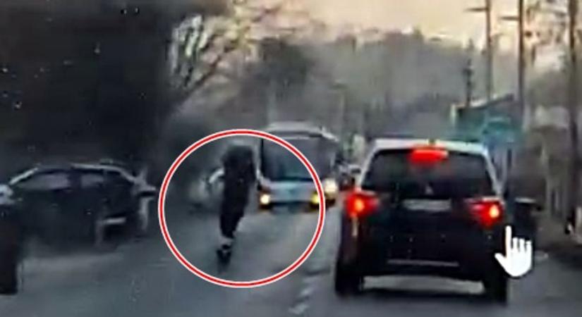 Durva videó: szemből jött a busz, mégis előzött a rolleres Gencsapátiban