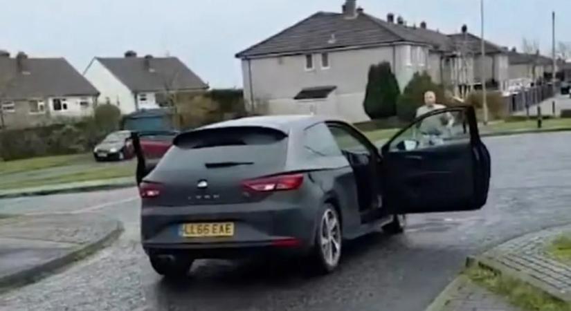 Sokkoló mutatvány: a heréivel húzott el egy kéttonnás autót a kickboxos – videó