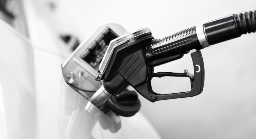 Kifogytak az üzemanyagból a határ menti kutak, tömegek indultak meg az olcsó benzinért a szomszédban