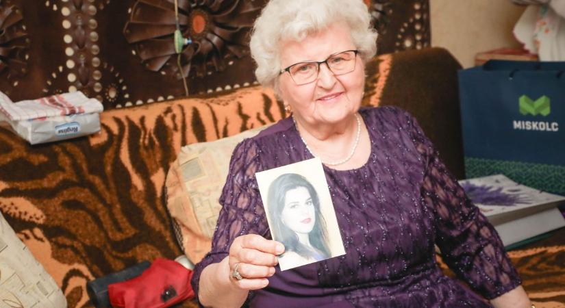 Tragédiák kísérték az életét, mégis egy miskolci ház „tyúkanyója” lett a 90 éves Jutka néni - fotókkal