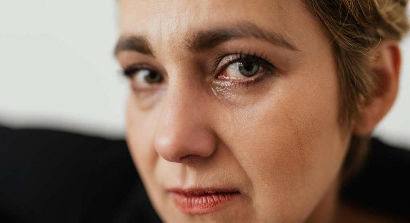 Perimenopauzás érzelmi hullámvasút, avagy miért sírsz egy kettévágott kiflin is?