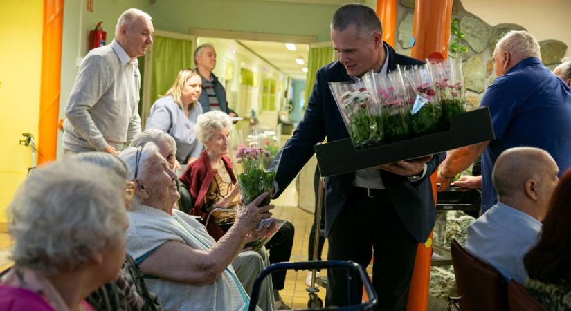 Virágok és operettdalok: megható nőnapi ünnepséget tartottak a kecskeméti Margaréta Otthonban – fotók