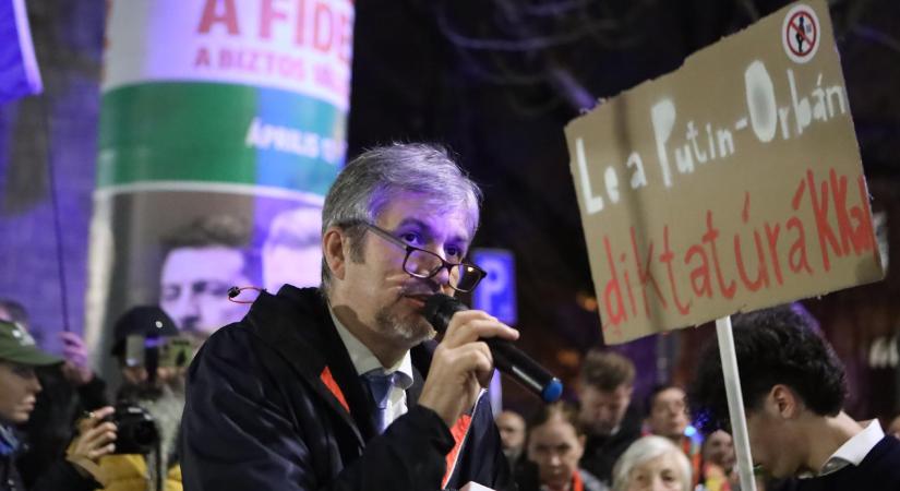 Az orosz nagykövetség elé vonultak Hadházyék