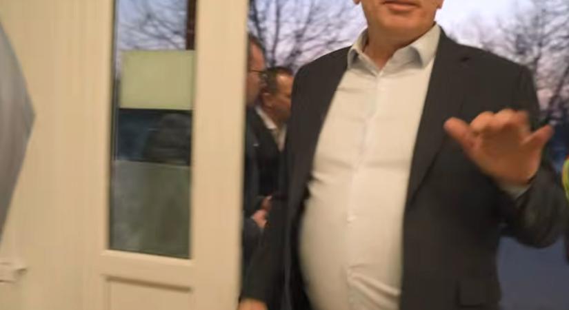 Csákberény polgármestere kilökte a Telex újságíróit a művelődési házból