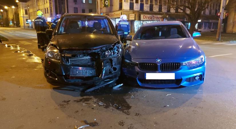 Hatalmas baleset a belvárosban: nagy erővel ütközött össze két autó Nyíregyházán szerda este (fotókkal)
