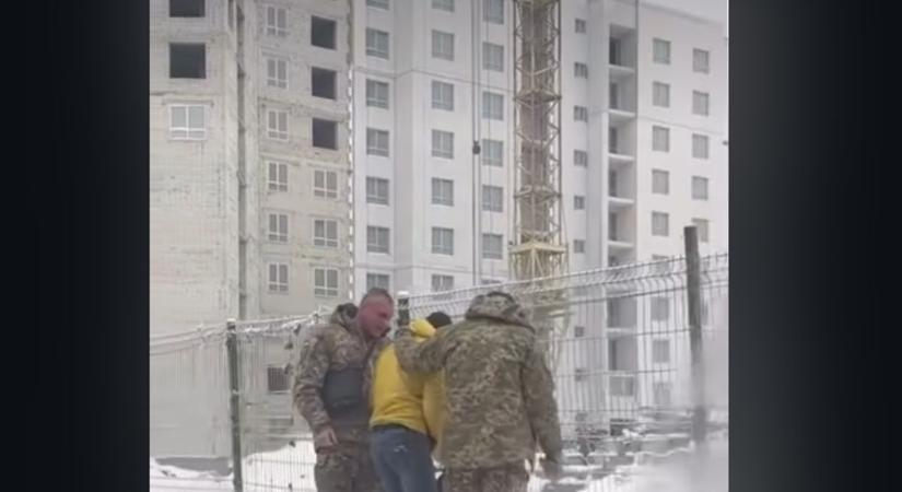 Kamera rögzítette: feszült jelenet a kijevi sorozásnál, idegesek lettek az egyenruhások