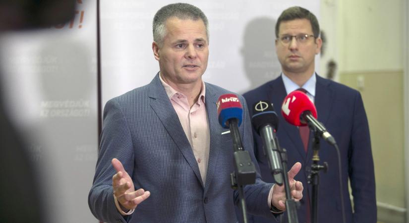 A Fidesz kecskeméti jelöltje megsértette a választási törvényt, amikor egy iskolában kampányolt Gulyás Gergellyel