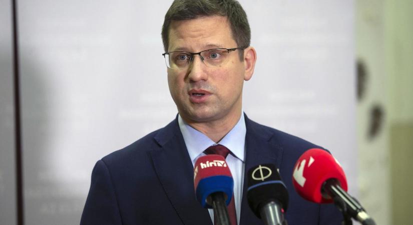 Választási törvényt sértett a kecskeméti fideszes képviselő, aki középiskolába ment kampányolni Gulyás Gergellyel