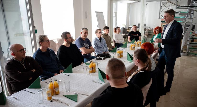 A gyűlölet és a hergelés ellenére az újságírók állják a sarat – sajtóreggeli a háború árnyékában