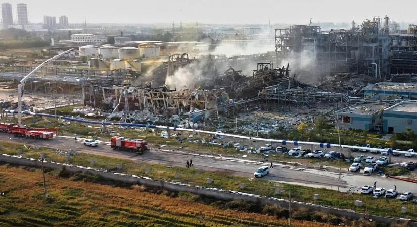 Széttépték a drónok az orosz vegyi üzemet: az égből jött a pokoli csapás