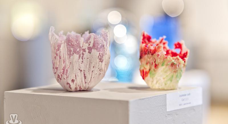 Fénytörésben - Üvegművészeti kiállítás a Schrammel Gyűjteményben