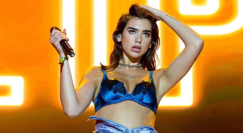 Apró bikiniben pózol a tengerparton Dua Lipa – megőrülnek érte
