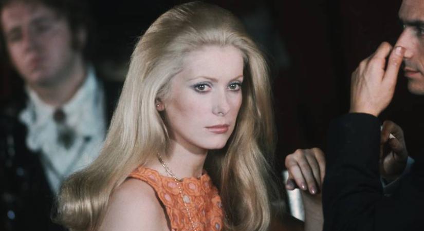 A 82 éves Catherine Deneuve vérbeli díva volt a párizsi divathéten: friss fotókon a legendás francia színésznő