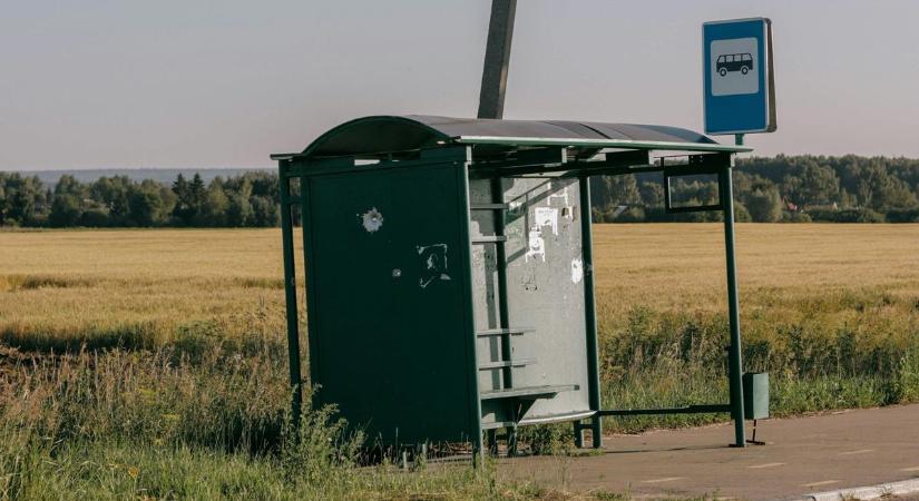 Este nyolckor úgy döntött: hazaviszi a kukát a buszmegállóból – Kellett, na!