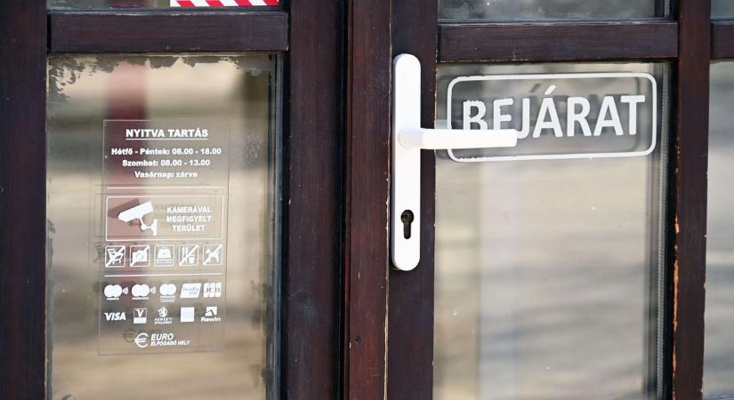 Zárt ajtó fogadja a vásárlókat: bezárt egy népszerű bolt Szolnokon