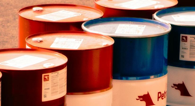 Árstabilizálás: mintegy 400 millió hordó kőolajat szabadítanak fel a világ tartalékaiból