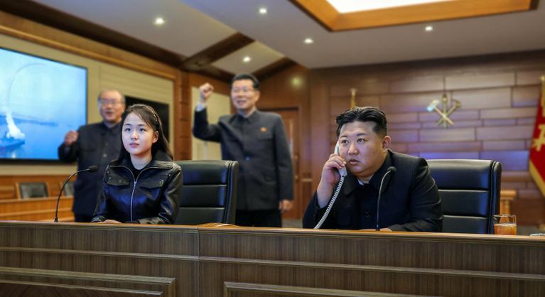 Igazi apa-lánya program: Kim Dzsongun titokzatos gyerekével nézegetett cirkálórakéta-teszteket