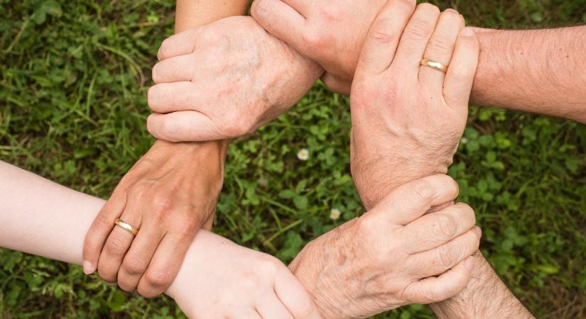 Kézfej fotók alapján azonosítható egy ritka, de veszélyes hormonális betegség