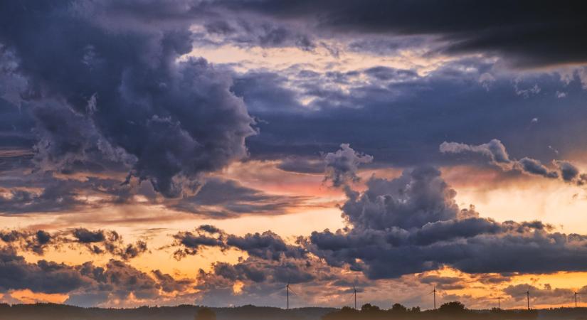 Változó felhőzet várható többórás napsütéssel, elszórt záporokkal és zivatarokkal