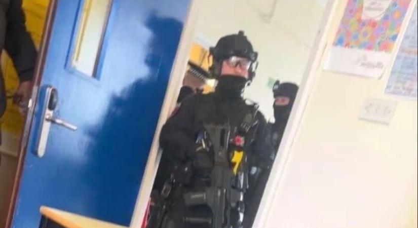 Sokk: állig felfegyverzett rendőrök lepték el az iskolát, brutális, ami történt