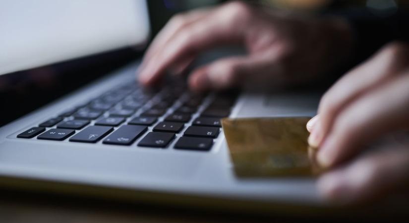 Új online csalási módszer terjed: SMS-ben verik át az embereket