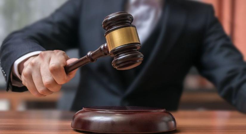 Benzint locsolt ki, és azzal fenyegette az idős férfit, hogy felgyújtja a házát