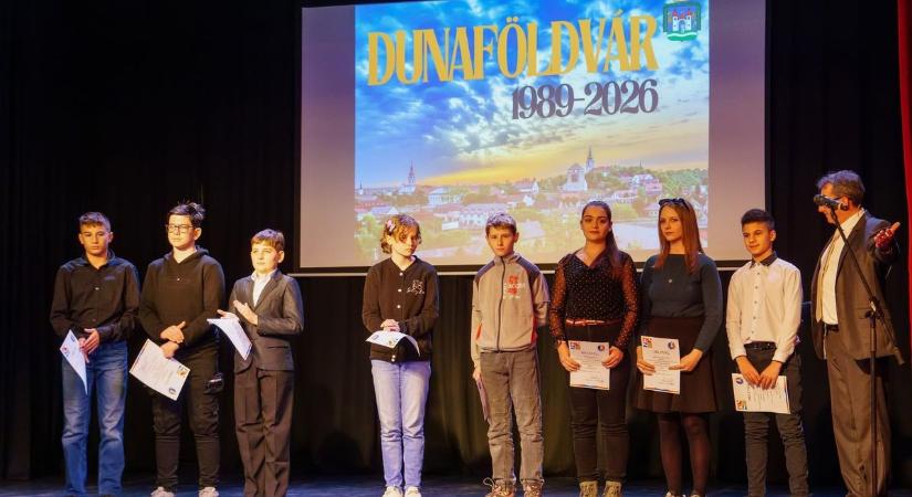 Kitüntették a Dunát szelídítő 12 éves kenufenomént – díjeső hullott a fiatalokra