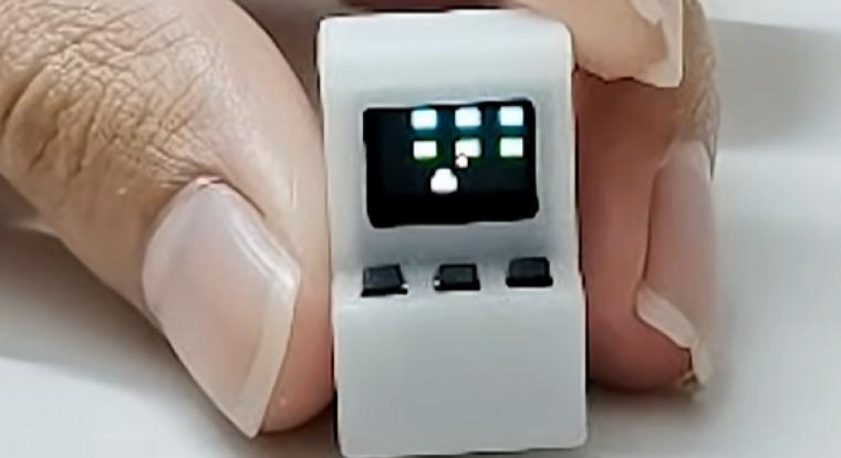 Megszületett a világ legkisebb arcade gépe, a körmöddel tolhatod rajta a Space Invaderst