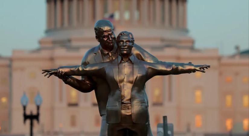 A Titanic híres jelenetét idéző szatirikus szobor jelent meg Trumpról és Epsteinről Washingtonban