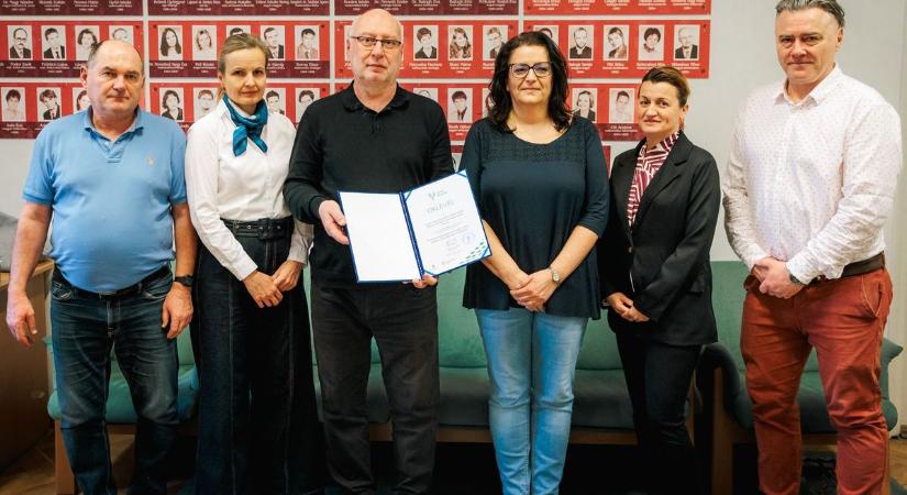 Sokan örülhetnek a szegedi iskolában: ösztöndíjat kaptak a pedagógusok