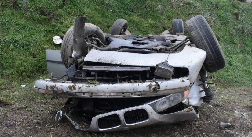 Gyorsan hajtva, nyári gumival okozott balesetet egy nő tavaly januárban, most emeltek vádat ellene