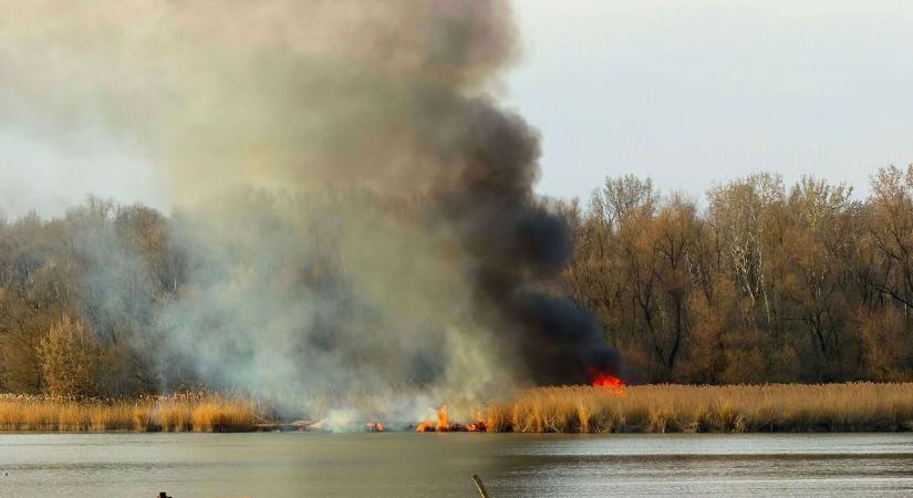 Tisza-tónál csaptak fel a lángok, erre figyelmeztetnek a hatóságok
