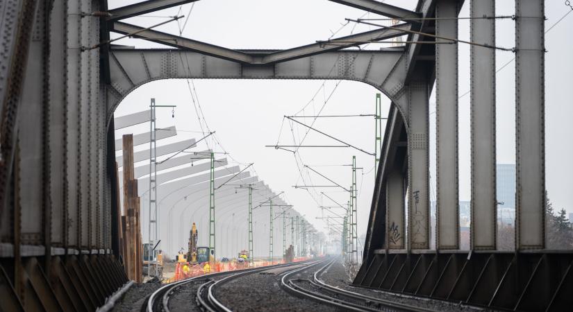 Hídbetolás, szerkezetépítés, faültetés: látványos februárt zárt a Déli Körvasút