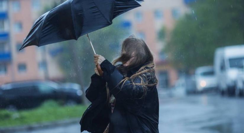 Vége a nyugodt időjárásnak: a fél országra kiadták a veszélyjelzést – erre készülj