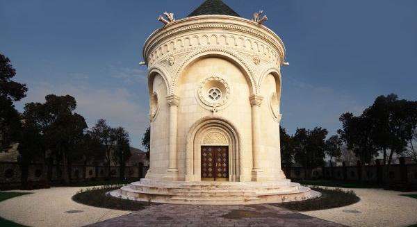 Bíróság elé állították a férfit, aki áramot vezetett a pécsi mauzóleumba, hogy embereket öljön