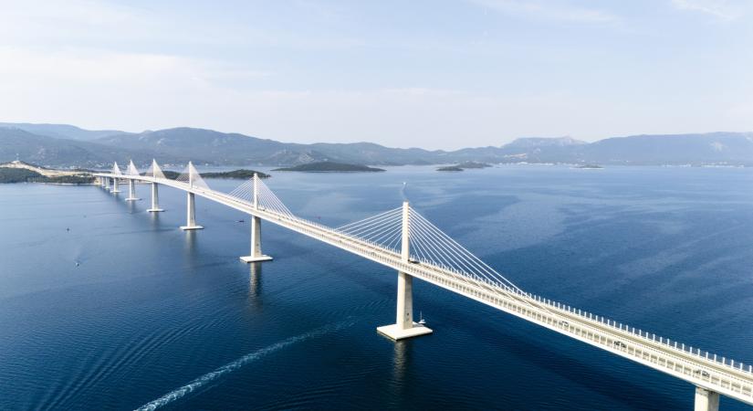 Repedések jelentek meg a stratégiai horvát hídon – A turistaszezont megvárják a javítással