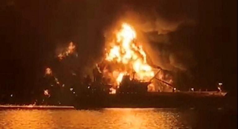 A Hormuzi-szoros gyakorlatilag lezárult, égnek a tankerhajók, 100 dollár felett az olajár