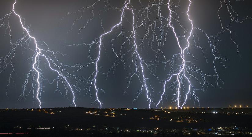 Ma égzengés is lehet, esernyővel mindenképpen készülni kell