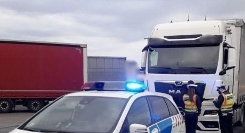 Videón a kamionos szabálysértés – emiatt alakulnak ki kilométeres dugók