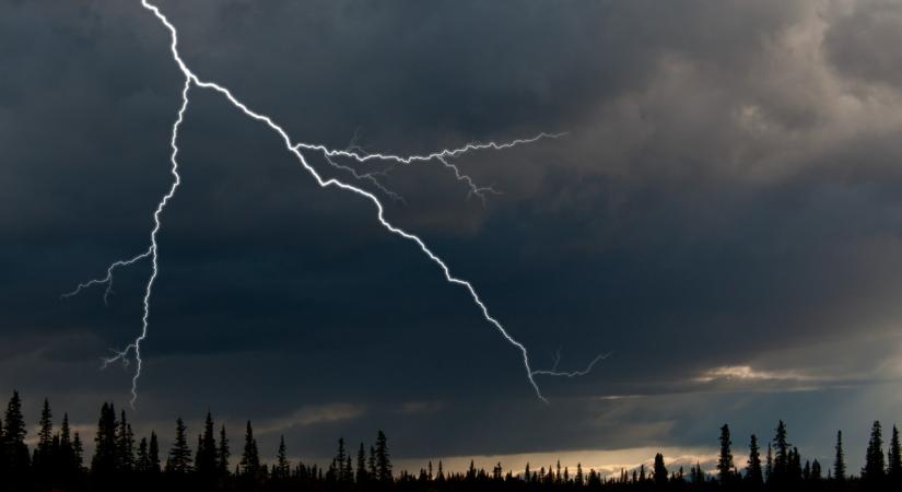 Rég nem látott vihar jöhet ma: mutatjuk, hol készülhetnek jégesőre is